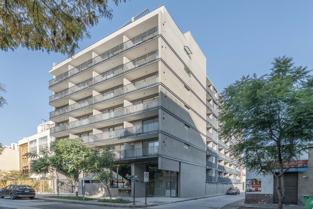 Fachada del Edificio Don Rafael, en Domeyko 1950, comuna de Santiago