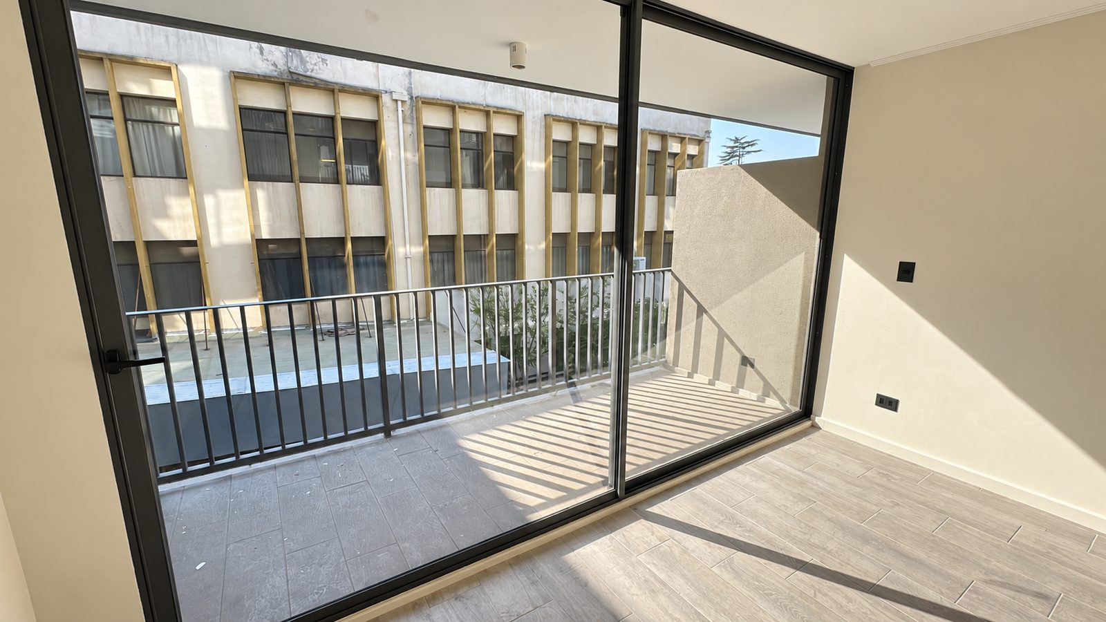 Terraza de un estudio orientaci&oacute;n oriente, Edificio Don Rafael
